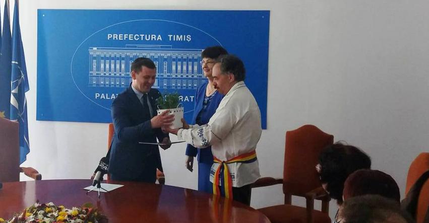 Flori de „Nu mă uita” oferite de cetăţenii cu autism Guvernului