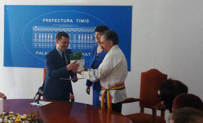 Flori de „Nu mă uita” oferite de cetăţenii cu autism Guvernului